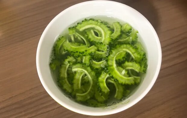 ゴーヤを水洗いしている画像（撮影：エニママ）