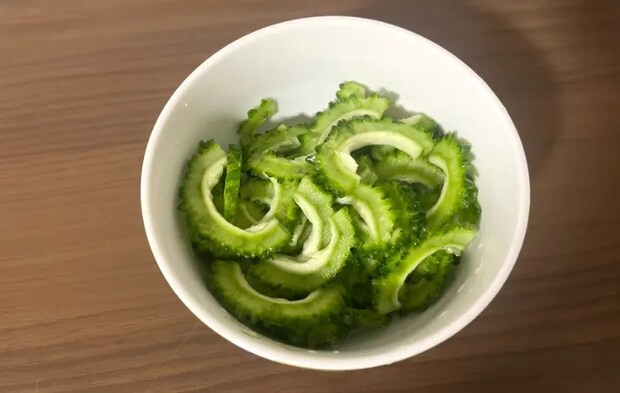 ゴーヤを薄切りにした画像（撮影：エニママ）