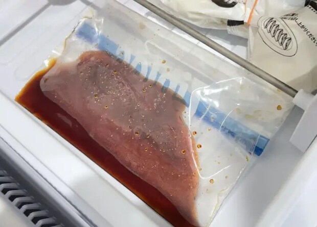スープを保存袋に移し替えて冷凍庫に入れる画像（撮影：キジカク）