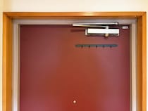 ダイソーで買った『壁掛けフック』　穴を開けずに使うアイディアで「一気に収納増えた」