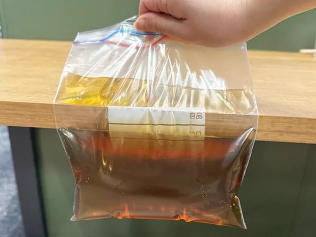 空気を抜く（撮影：grapeフード編集部）