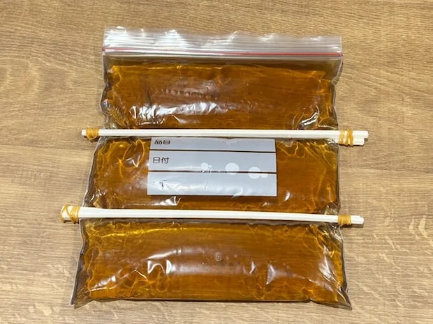 麦茶をジッパー袋に入れる（撮影：grapeライフハック編集部）