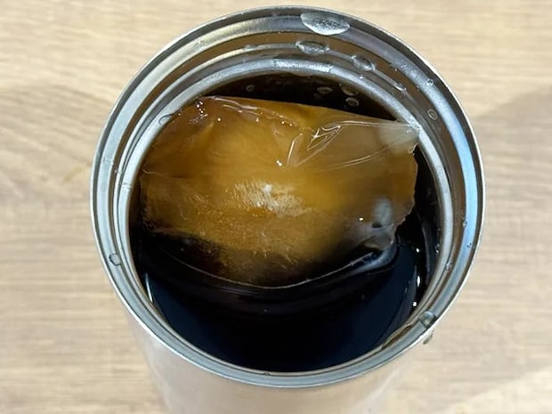麦茶氷を入れた水筒（撮影：grapeライフハック編集部）