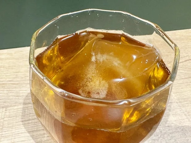 麦茶氷を入れたコップ（撮影：grapeライフハック編集部）