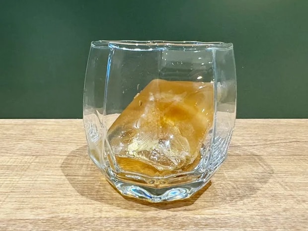 麦茶氷を入れたコップ（撮影：grapeライフハック編集部）