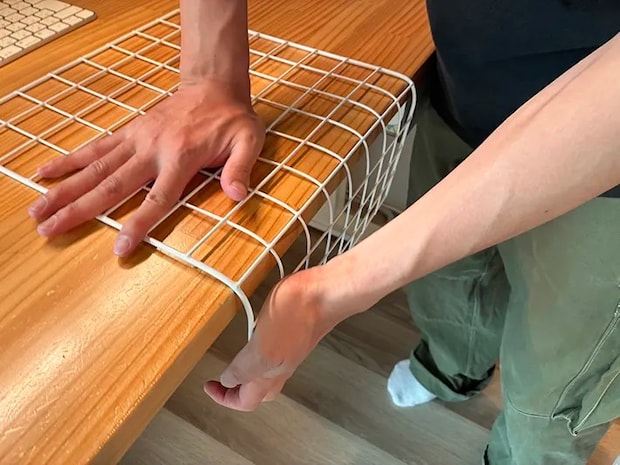 机の上でワイヤーネットを曲げる場面（撮影：grapeライフハック編集部）