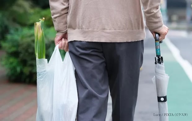 『買い物帰りのシニア男性』の写真