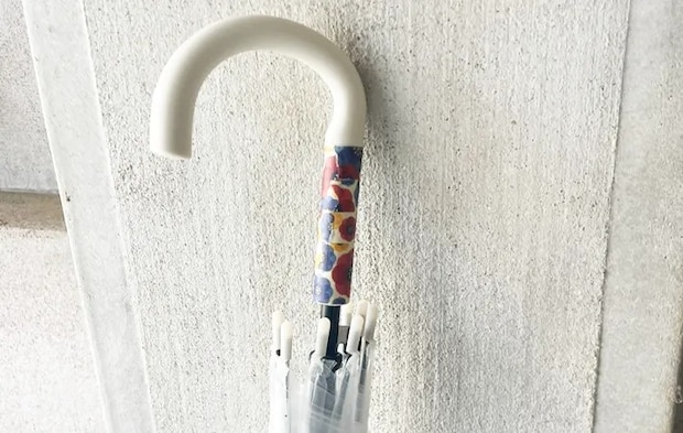 持ち手の部分にマスキングテープを貼った傘（撮影：りょうせい）