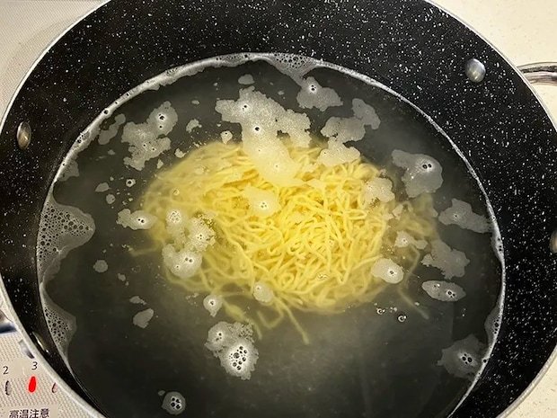中華麺を鍋でゆでる場面（撮影：grapeフード編集部）