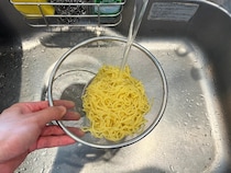 冷やし中華、もう水っぽくならない！　ザルを振るより2倍水が切れる『10秒押し』テク