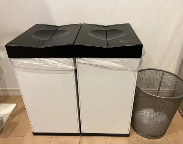 2つ並んだゴミ箱