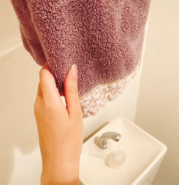 タオルとトイレタンクの写真（撮影：grapeライフハック編集部）