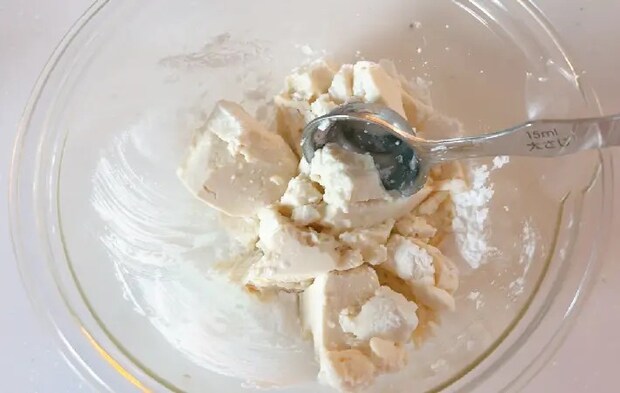 豆腐と片栗粉を混ぜている画像（撮影：エニママ）