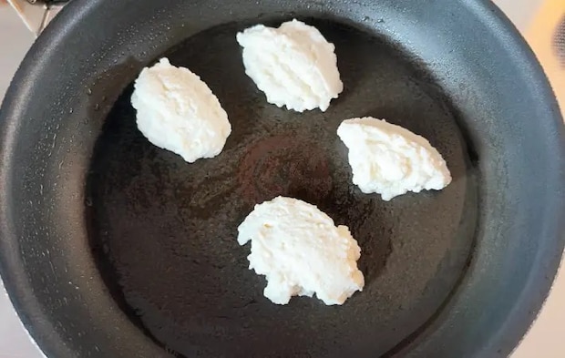 生地をフライパンに入れた画像（撮影：エニママ）