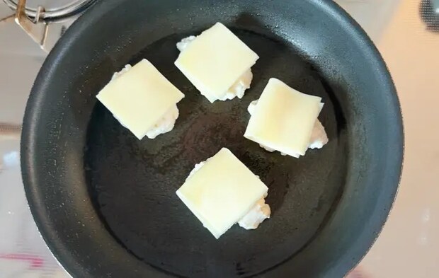 チーズを乗せた画像（撮影：エニママ）