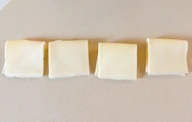 チーズを折った画像（撮影：エニママ）