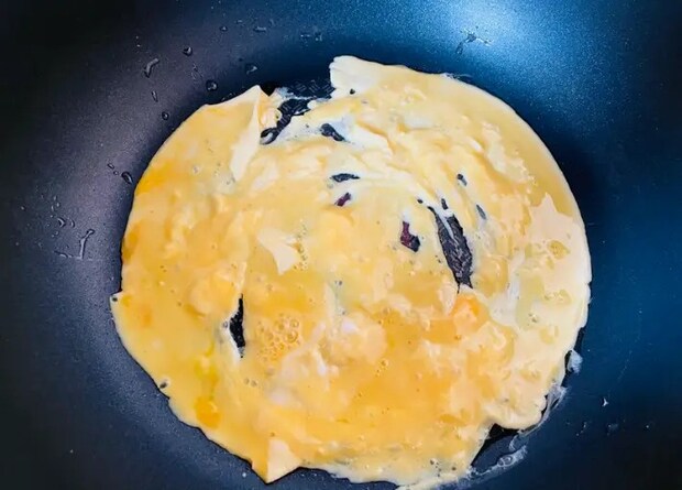 溶き卵をフライパンに流し入れた画像（撮影：エニママ）