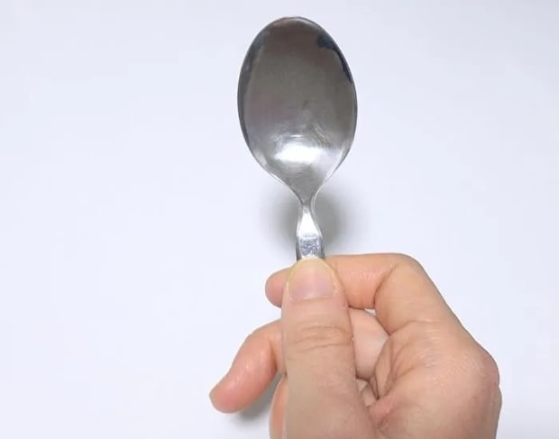 スプーンを握っている様子
