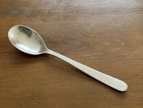 ペットボトルの詰め替え、スプーンの柄が大活躍！　飛び散りを防ぐ便利な裏技【困りごと解消術4選】