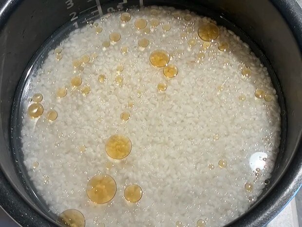 ごま油をなじませたお米（撮影：grapeフード編集部）