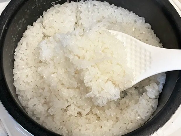 炊き上がったご飯をしゃもじで混ぜる場面（撮影：grapeフード編集部）