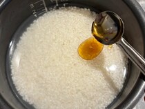 ごま油1杯を入れて炊いたら？　簡単な工夫で、ご飯の仕上がりが劇的に変わる！