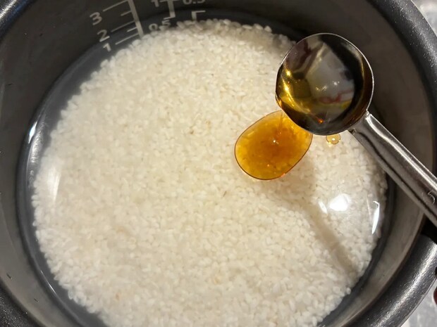 ごま油1杯を入れて炊いたら？　簡単な工夫で、ご飯の仕上がりが劇的に変わる！
