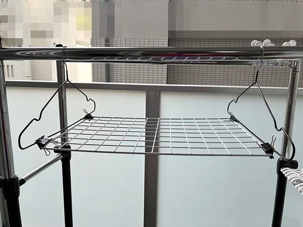 物干し竿に掛けたワイヤーネットラック（撮影：grapeライフハック編集部）