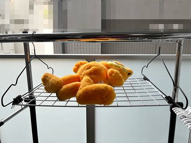 ワイヤーネットラックにのせて干すぬいぐるみ（撮影：grapeライフハック編集部）