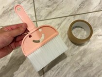 ほうきにガムテープを貼るだけ！　玄関掃除がラクになる『10秒テク』が、こちら