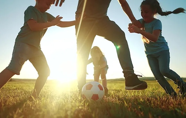 サッカーをする子供の写真