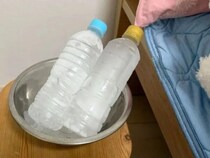 「枕元に置いて2時間」　『凍らせたペットボトル』の効果に「試して感動した」
