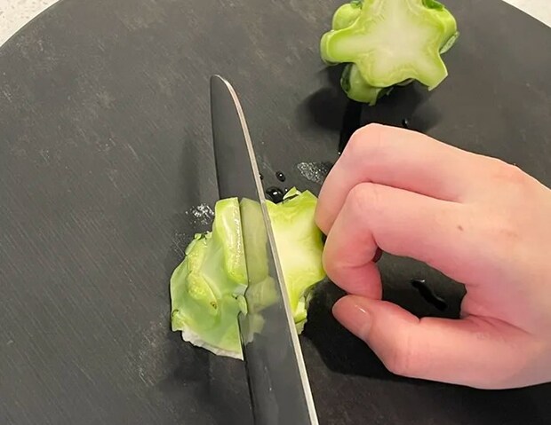 ブロッコリーの茎の外側を剥く写真（撮影：grapeフード編集部）