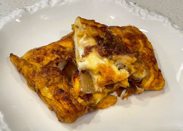 皿に盛りつけた玉子焼きの写真（撮影：grapeフード編集部）