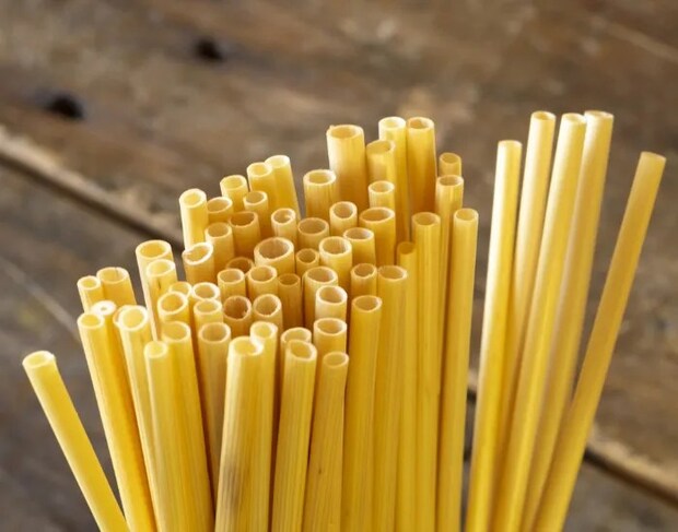 大量のストロー