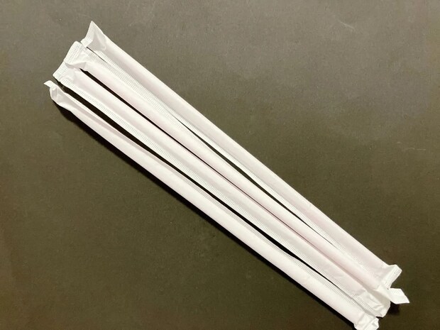 余ったストロー、半分に切って重ねると…？　袋をしっかり閉じる裏技に「想像以上！」【活用法4選】