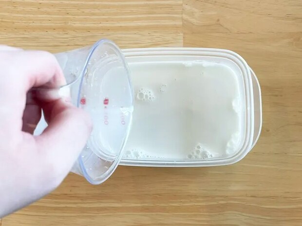 タッパーに牛乳を注ぐ写真（撮影：grapeフード編集部）