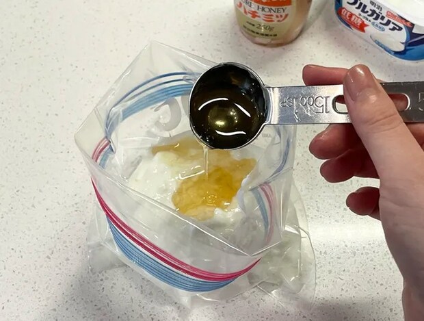 ジッパー袋にアイスの材料を入れる写真（撮影：grapeフード編集部）