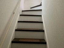 階段に物を置くのが習慣になってない？　フック1つで解決する『ついで掃除』のアイディア【整理整頓術4選】