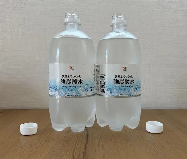 炭酸水のボトル2本（撮影：grapeフード編集部）