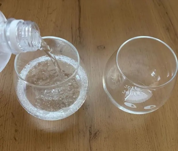 グラスに注いでいる様子（撮影：grapeフード編集部）