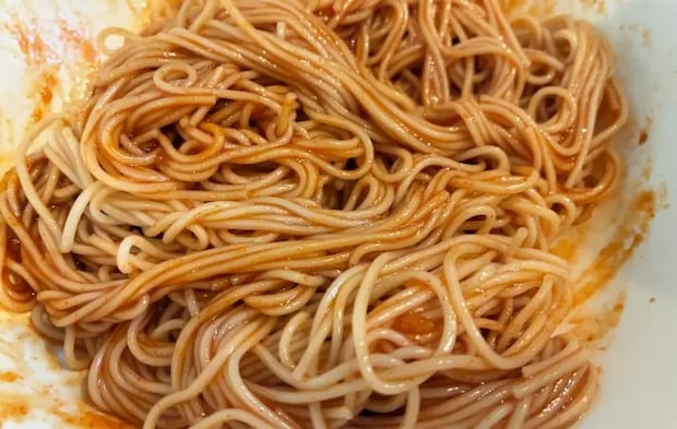 タレとそうめんを混ぜている画像（撮影：エニママ）