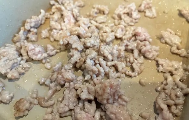 ひき肉を炒めている画像（撮影：エニママ）