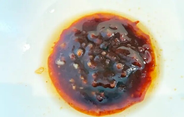 コチュジャン・ごま油・醤油・砂糖・にんにくを混ぜている画像（撮影：エニママ）