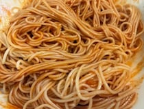 甘辛いそうめんに「パンチがあっておいしい！」タレを絡めるだけで？