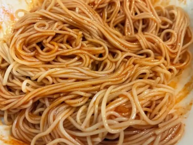 甘辛いそうめんに「パンチがあっておいしい!」タレを絡めるだけで?