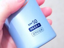 カバンの日焼け止め汚れ、こすって落としてない？　ダイソー『パフ』で解決する方法【掃除テク4選】