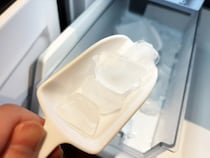 ヤバッ！カビ氷食べてるかも　冷蔵庫の製氷機能、オフにする時は…？