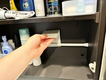 洗面棚の『内壁』につっぱり棒を固定　たった1分で「棚」を増やす方法がこちら