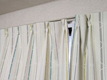 カーテンを洗う時、フックは外す？外さない？　インテリアメーカーに聞いた「正解」は…